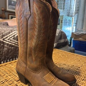 Ariat Rustic Brown Leather Boots worn once

shaft height 14 inches